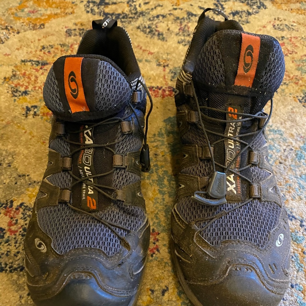Salomon sneakers/ running/ trail shoe